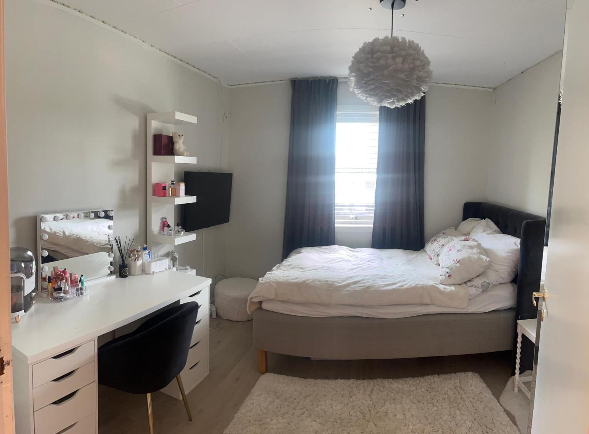 With 4 Bedrooms, Available For Ons Apartment
