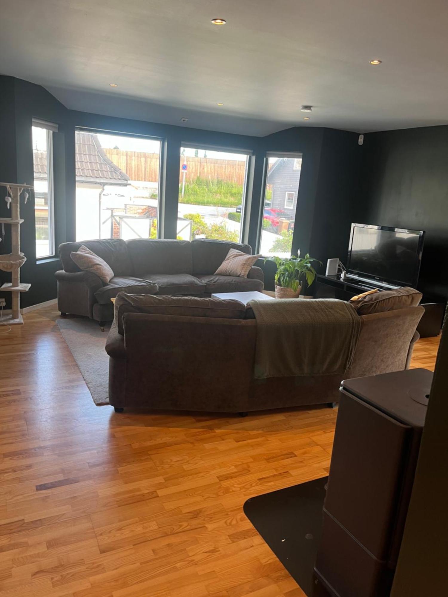 With 4 Bedrooms, Available For Ons Apartment